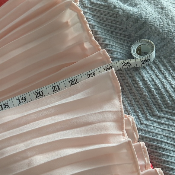 Blush pink pleated skirt - Picture 5 of 5